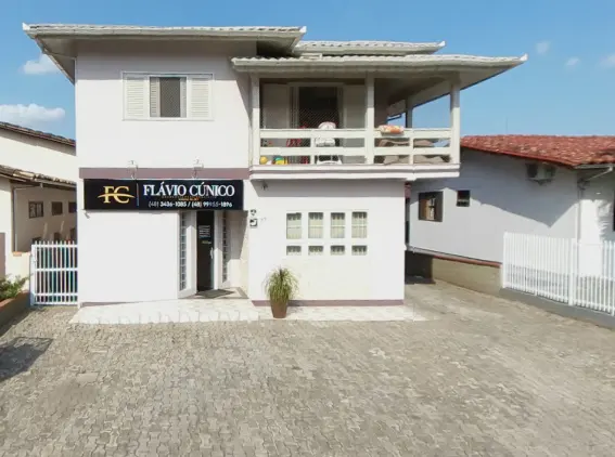 Fachada com a placa Flávio Cúnico